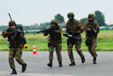 JAE100173M
Belgian paracommandos entering the scene during an evacuation training session.