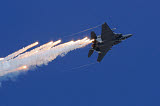 RGU100020M
An F-15E Strike Eagle releases flares.