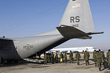 STK100258M
Romanian army soldiers board a C-130 Hercules.