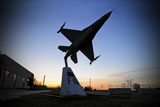 STK102921M
A scale model of an F-16 C Fighting Falcon.