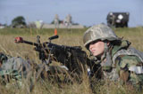 STK105781M
A heavy gunner prepares to fire the M249 light machine gun.