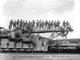 STK106030M
U.S. Army soldiers stand on top of a large 274mm railroad gun.