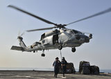 STK106644M
An SH-60F Sea Hawk helicopter picks up supplies from USS Gunston Hall.
