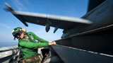 STK106645M
Aviation Boatswain's Mate ducks as an F/A-18E Super Hornet launches.