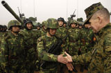 STK107042M
Chairman of the Joint Chiefs of Staff shakes hands with Chinese tanker soldier.